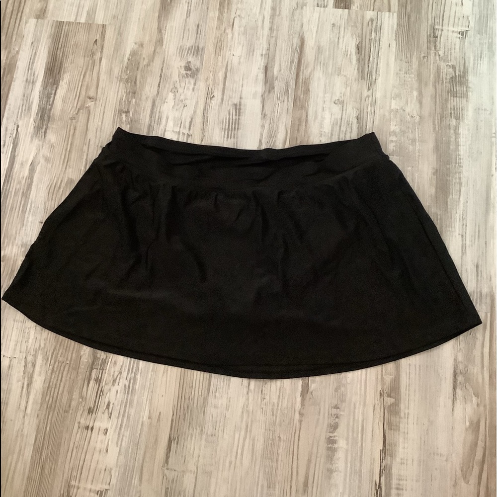 Joclyn Smith Skirted swim bottom by 22W black great condition. Cruise we…